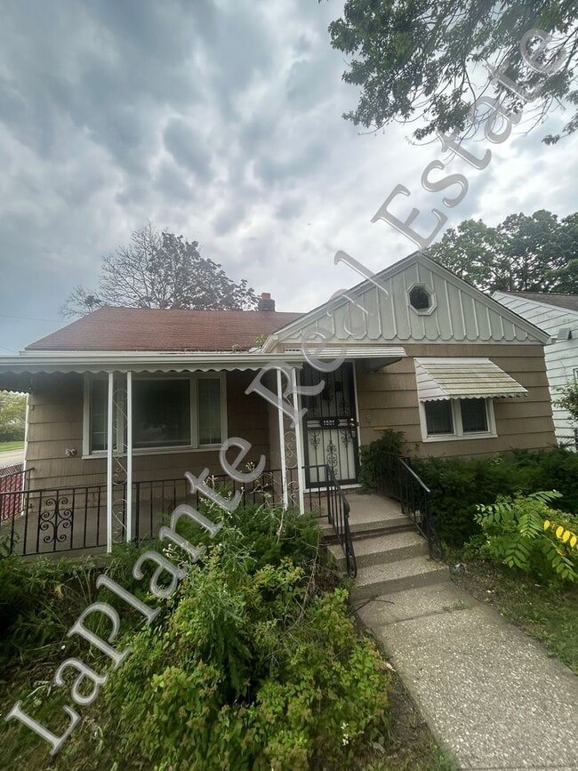 Primary Photo - Charming and Cozy 2-Bed Home with Fenced Y...