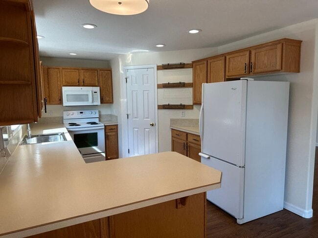 Building Photo - Beautiful 3 bedroom 2 bathroom house in a ...