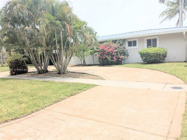 Primary Photo - 4940 NE 27th Ave