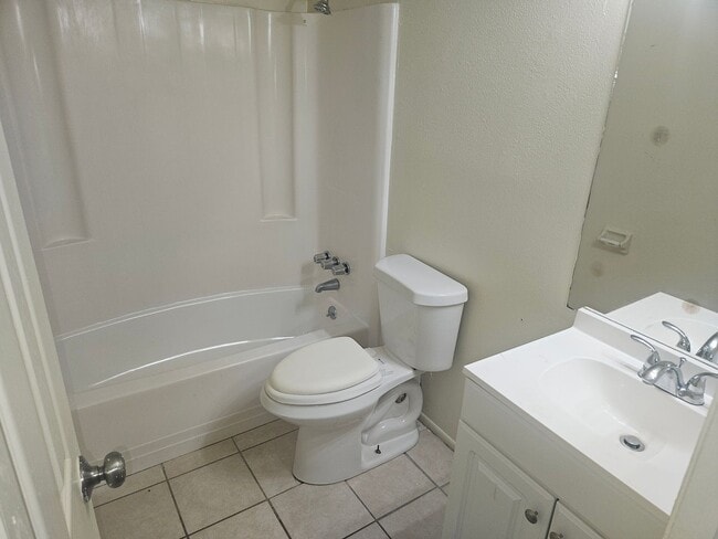 Building Photo - 2/1 DUPLEX