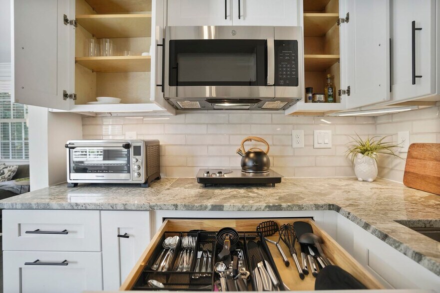 Building Photo - 975 Shadowridge Dr SE