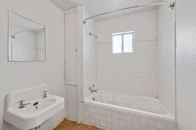 Building Photo - Charming 2-Bedroom Victorian Unit in the Heart of Palisade