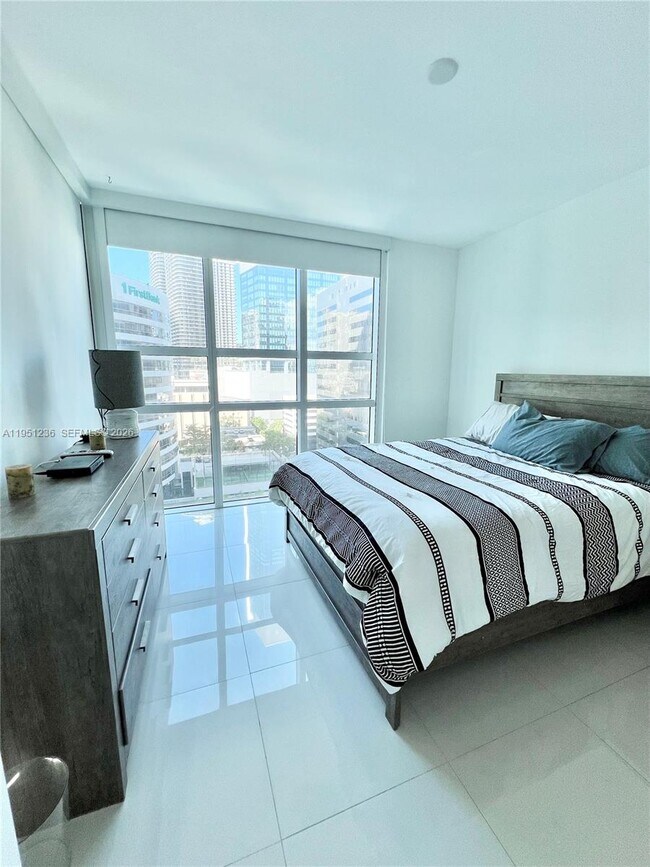 Building Photo - 950 Brickell Bay Dr