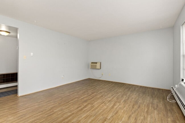 Building Photo - $250 OFF FIRST MONTHS RENT: 2 Bedroom, 1 Bathroom Apartment, trash, water, and hot water heat inc...