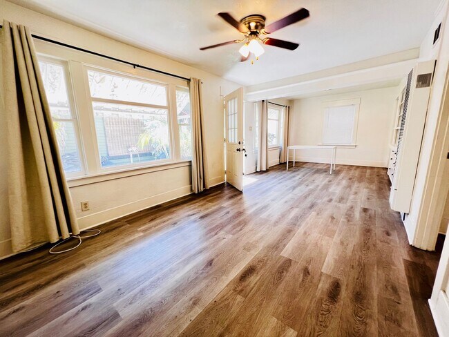 Building Photo - Spacious Cute one bedroom a block from the beach