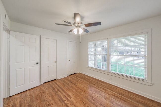 Building Photo - CHARMING HOME Close to TCU Campus!