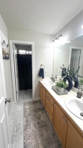 Building Photo - 549 Plum Way