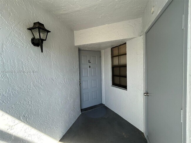 Building Photo - 805 N Franklin Ave