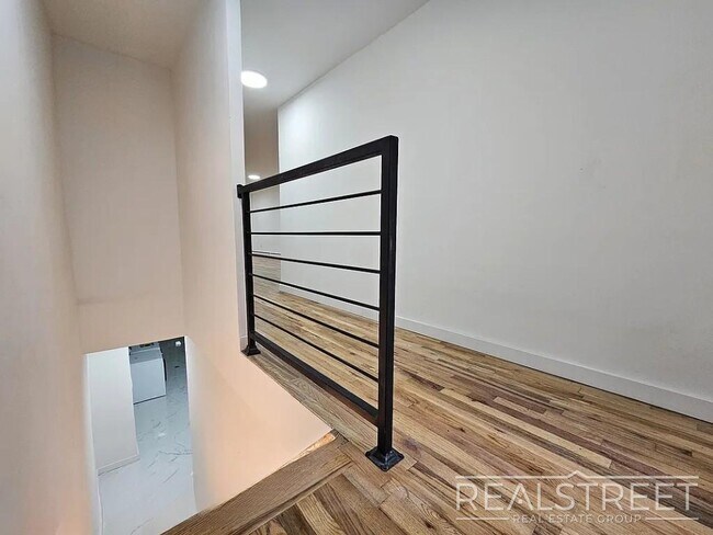 Building Photo - Massive 3BD/3BA Renovated Duplex with Home...