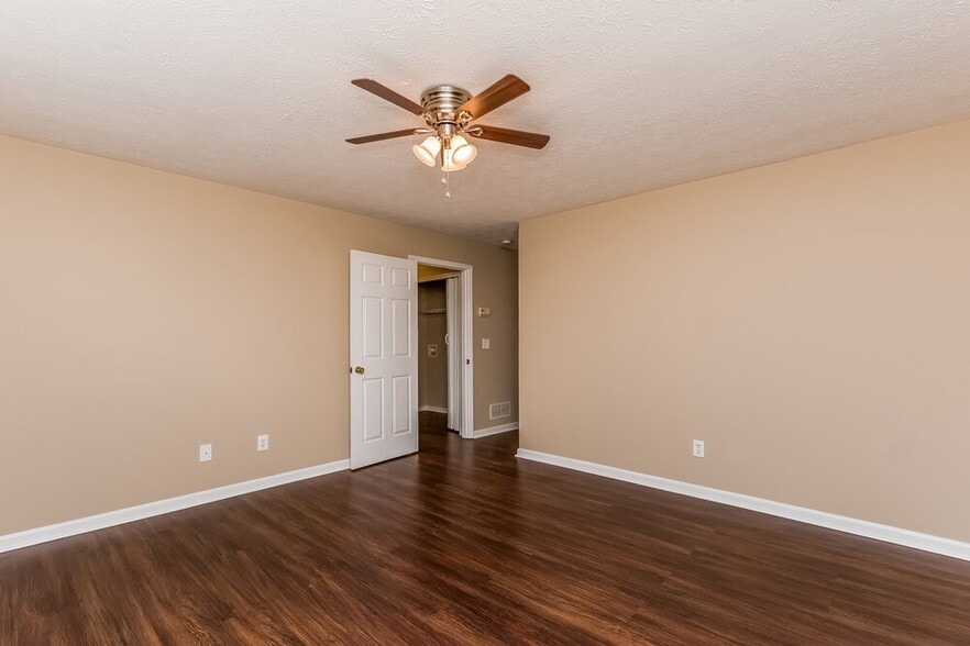 Building Photo - 2704 Lake Park Ridge E