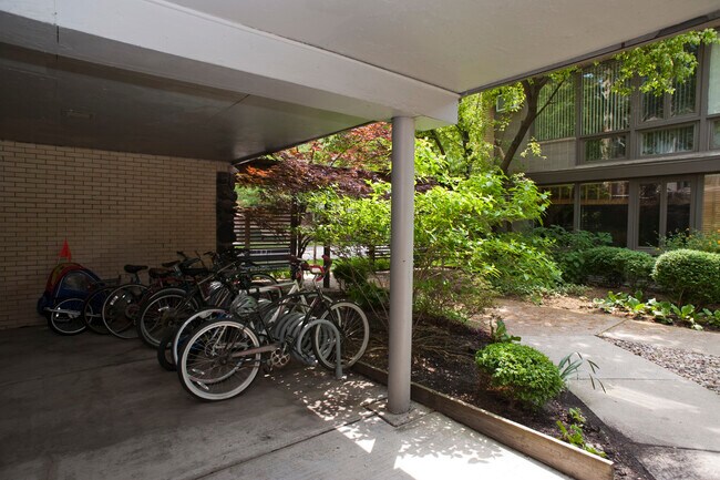 Building Photo - 1044 Ontario St