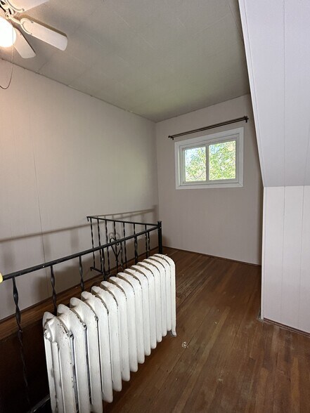 Little space with ceiling fan. - 1231 Raymond Ave