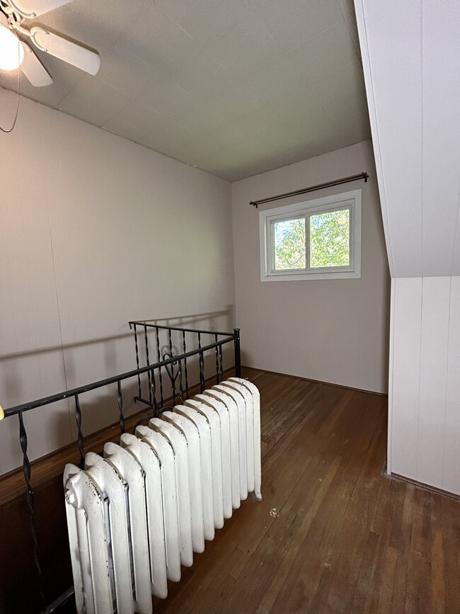 Little space with ceiling fan. - 1231 Raymond Ave