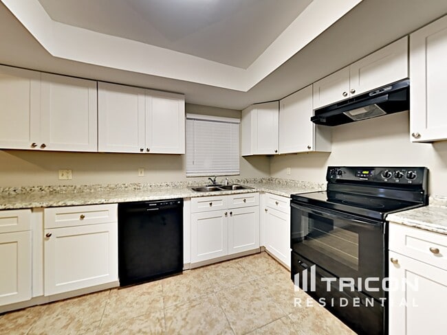 Building Photo - 202 Valley Dr