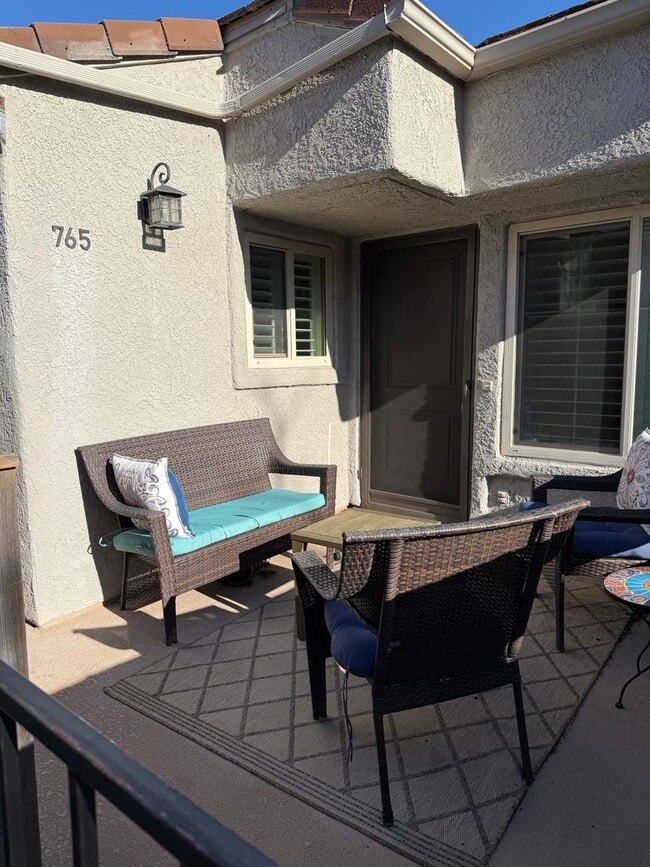 Building Photo - 2 bedroom, 1 bath townhome in great location