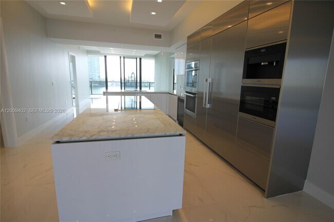 Building Photo - 5000 Island Estates Dr