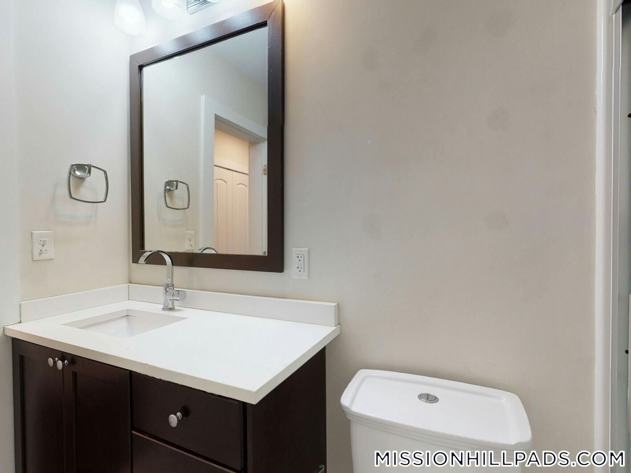 Building Photo - 839 Parker St