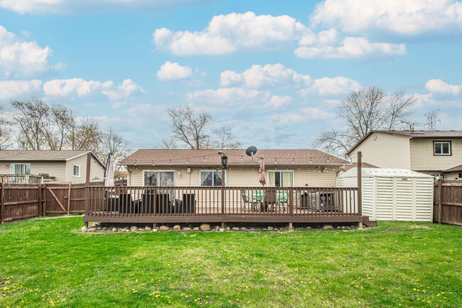 Building Photo - 810 Oakton Ave