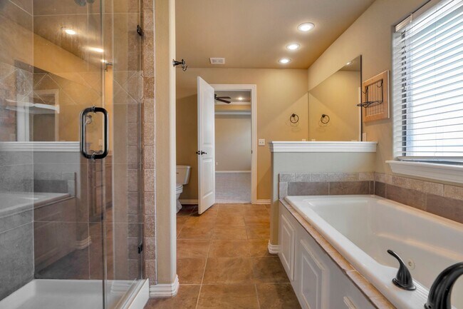 Building Photo - Stunning 4 Bed 2 Bath Home close to Elm Springs Walmart!