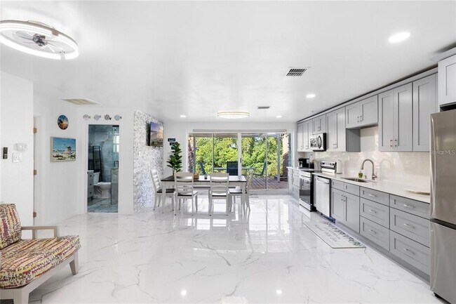 Building Photo - 8825 Oak St