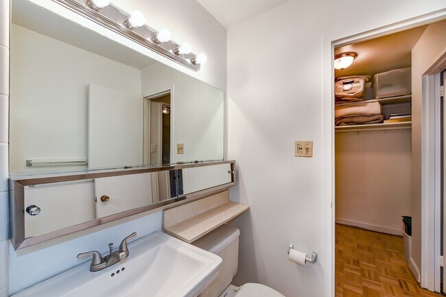 Building Photo - Spacious & Bright Unfurnished Studio for Rent