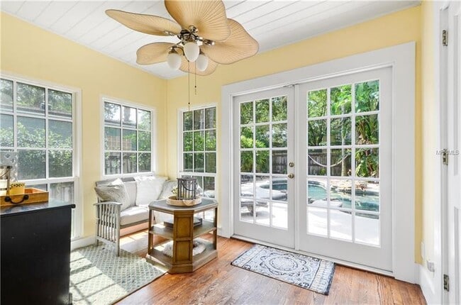 Building Photo - Amazing 4 BR Pool home in the heart of Tho...
