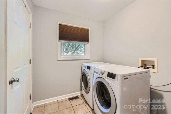 Building Photo - 120 Rustic Way Ln
