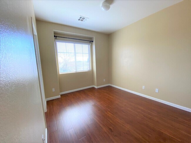Building Photo - 3 Bed 2.5 Bath Pecos and Washburn