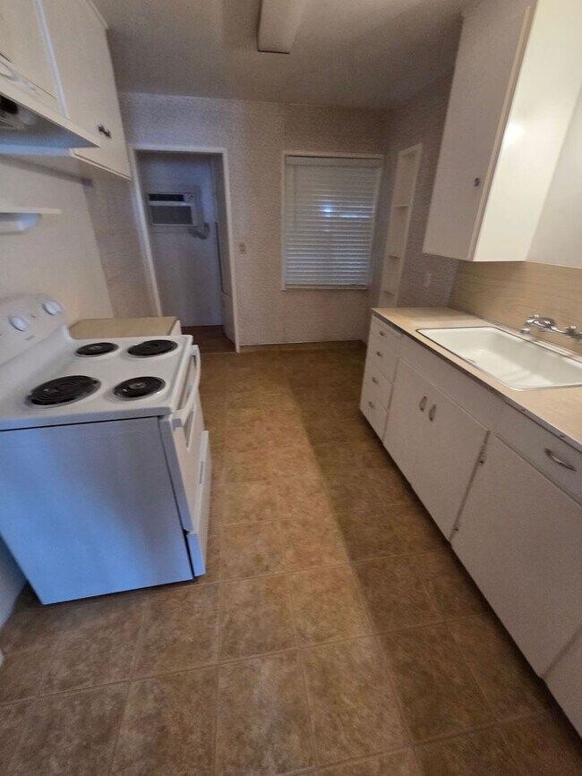 Building Photo - Quaint 2 Bedroom Duplex