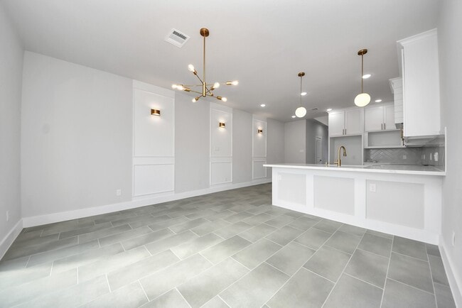 Building Photo - 1110 E Main St