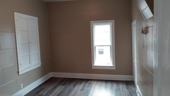 Building Photo - 207 W Oak St