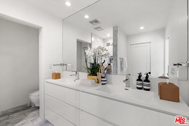 Building Photo - 1739 San Ysidro Dr