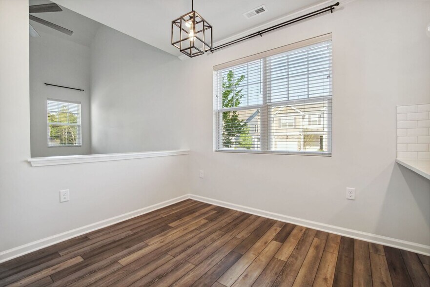 Building Photo - 102 Bedivere Ln