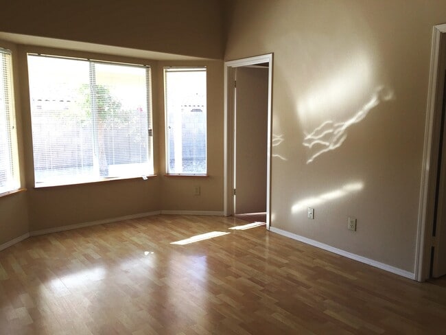 Building Photo - Gilbert 3Bd/2Bth + Den Single Story Home - Landscaping Included