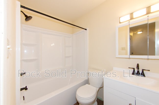 Building Photo - 4721 Hickory Pl