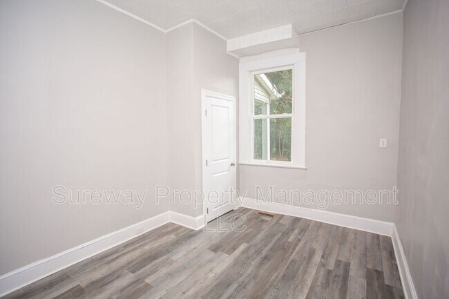 Building Photo - 614 Main St