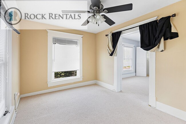 Building Photo - Large Updated Three Bed Two Bath with Patio