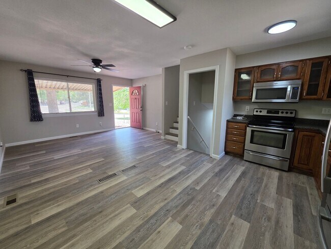 Building Photo - 4320 Dewey Dr