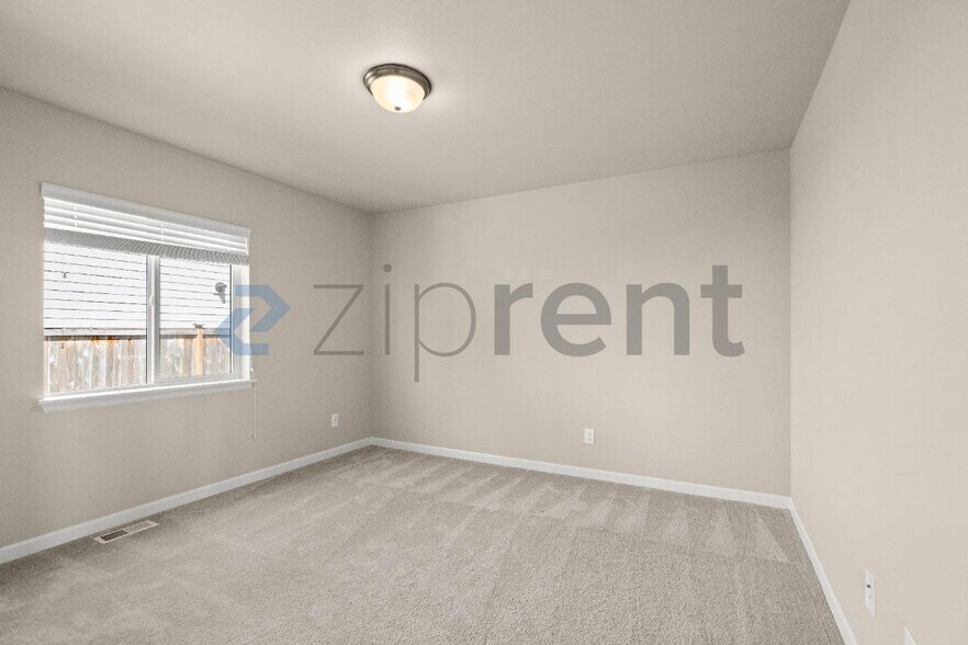 Building Photo - Unit