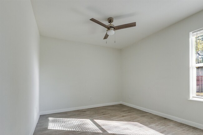 Building Photo - 5874 Belcrest St