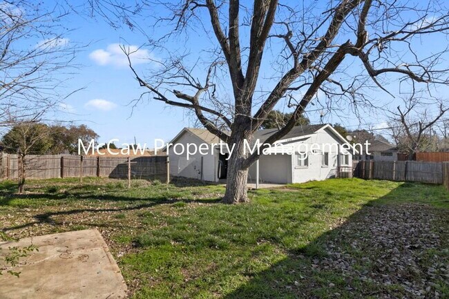 Building Photo - 2600 Bluebird Ln