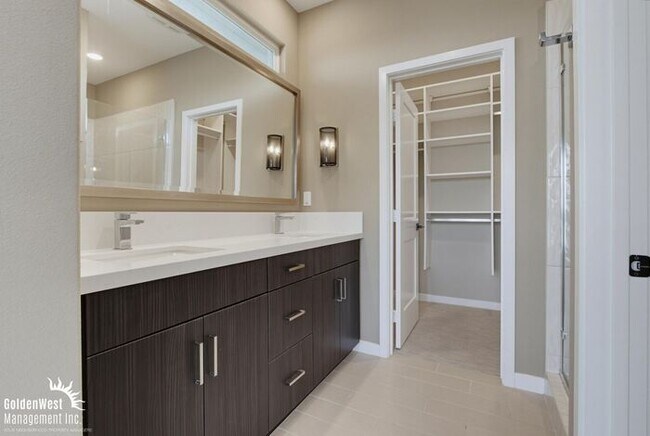 Building Photo - Modern and Stylish 2Bdm 2.5Ba Home in the Civita Community of Mission Valley!