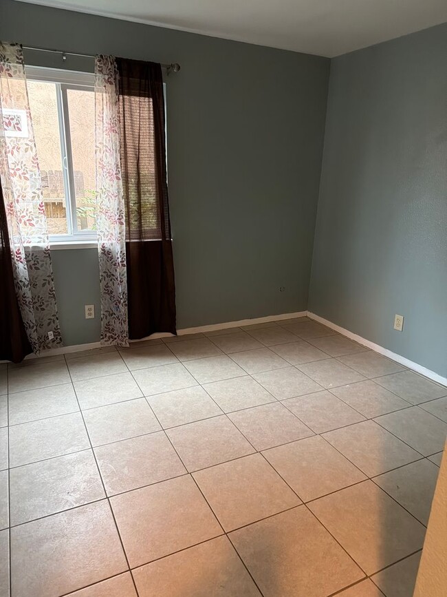 Building Photo - 2127 Park View Dr