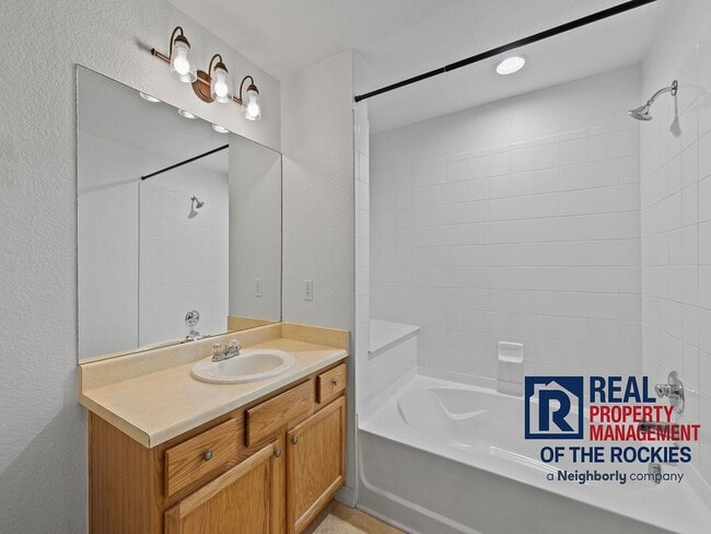 Building Photo - Bright 2 Bed 1 Bath Condo in a Great Location!