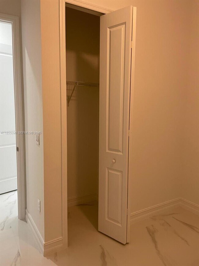 Building Photo - 425 Majors Ave S