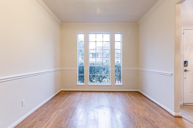 Building Photo - 8315 Mission Estates Dr