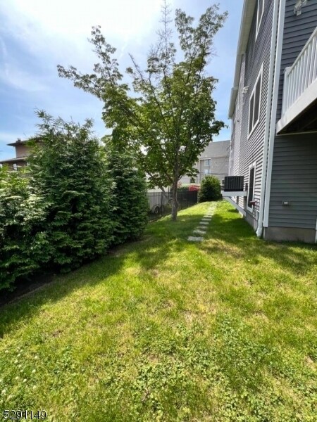 Building Photo - 74 River St