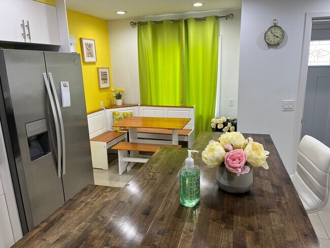 Building Photo - Three Pearls