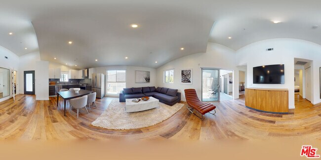 Building Photo - 547 N W Knoll Dr