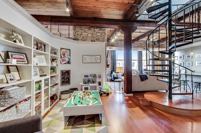 Building Photo - 913 W Van Buren St